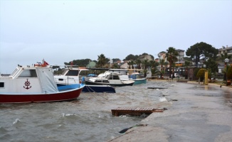 Ayvalık sahilinde bazı balıkçı tekneleri fırtınada alabora oldu