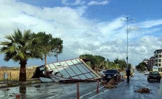 Balıkesir'de fırtına nedeniyle uçan çatı yolu kapattı
