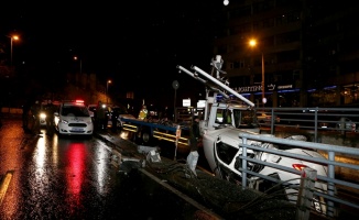 Beyoğlu'nda takla atan otomobildeki 3 kişi yaralandı