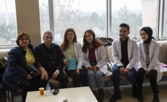 Eczacılık öğrencileri kanser hastalarını gülümsetti