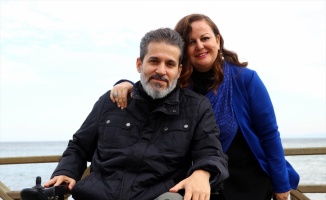 Engelli eşinin elini 20 yıldır bırakmadı