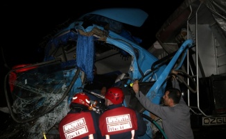 Sakarya'da iki tır ve kamyonun karıştığı kazada bir kişi yaralandı