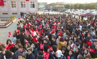 Sakarya'da öğrencilerden Türk bayrağını yırtan ırkçı Yunan milletvekiline tepki