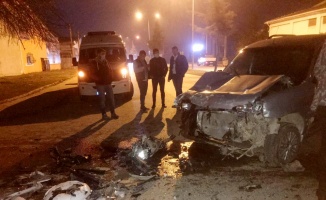 Bursa'da kamyon ile çarpışan hafif ticari aracın sürücüsü yaralandı