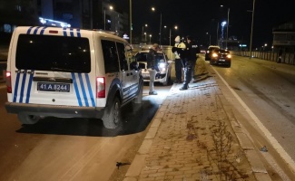 Kocaeli'de otomobilin çarptığı motosikletin sürücüsü ağır yaralandı