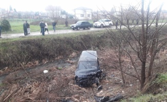 Sakarya'da hafif ticari araç ile otomobil çarpıştı: 6 yaralı