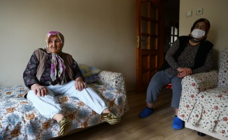 106 yıllık ömründe iki salgın dönemini yaşayan Safiye nine, fedakar sağlıkçılara duacı