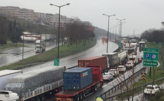 Anadolu Otoyolu'nda zincirleme trafik kazasında 4 kişi yaralandı