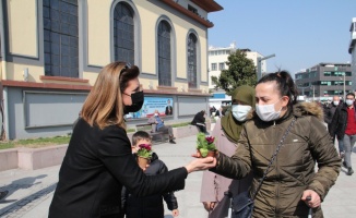 Balıkesir'de İYİ Partili kadınlar çiçek ve broşür dağıttı