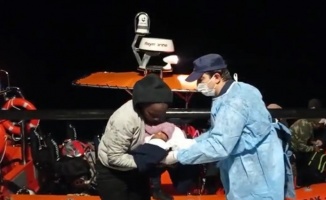 Balıkesir'de lastik botun su almasıyla adada mahsur kalan sığınmacılar kurtarıldı