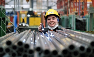 Boru üretim fabrikasında çalışan kadınlar, ağır sanayideki başarılarıyla da göz dolduruyor