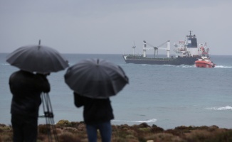 Bozcaada açıklarında karaya oturan Panama bayraklı kuru yük gemisi kurtarıldı