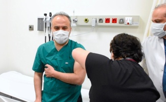 Bursa Büyükşehir Belediye Başkanı Alinur Aktaş, Kovid-19 aşısı yaptırdı