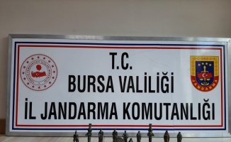 Bursa'da ellerindeki tarihi eserleri satmaya çalışan 3 şüpheliyi jandarma yakaladı
