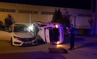 Bursa'da iki otomobilin çarpıştığı kazada 3 kişi yaralandı