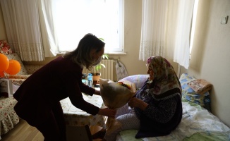 Edirne'de il müdürleri kentin en yaşlı kadını Safiye teyzenin Kadınlar Günü'nü kutladı