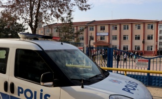 Edirne'de polis teneffüse çıkan çocukları Kovid-19 tedbirlerine uymaları yönünde uyardı