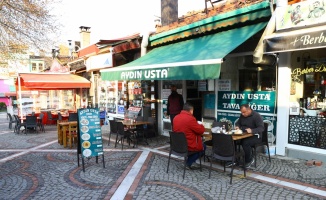 Edirne'de yeme içme yerleri yeni tedbirler kapsamında müşteri kabul etmeye başladı