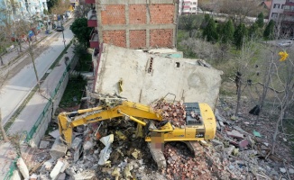 Edirne'de yıktığı apartmanın parçalarının altında kalan kepçenin operatörü yaralandı