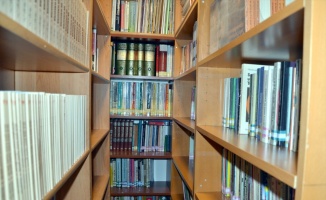 Evinin üst katını kütüphaneye çeviren emekli öğretmen kitap sevgisiyle örnek oluyor