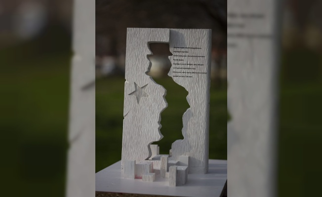 Göç anıtını göçmen sanatçı tasarladı