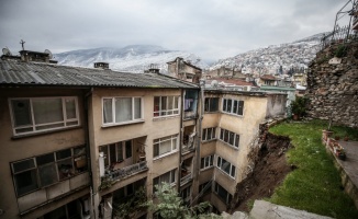 GÜNCELLEME 2 - Bursa'da meydana gelen heyelan nedeniyle 7 bina boşaltıldı