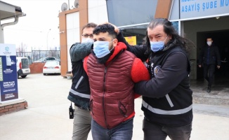 GÜNCELLEME - Kocaeli'de işitme engelliyi darbetmesi sosyal medyaya yansıyan şüpheli ve ona yardım eden 2 kişi tutuklandı