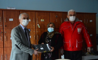 Karasu'da 230 öğrenciye tablet verildi