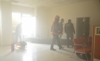 Karasu'da banka şubesinde çıkan yangın söndürüldü