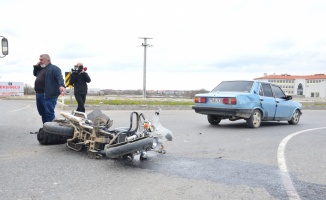 Karasu'da otomobille çarpışan motosikletin sürücüsü yaralandı