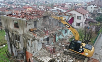 Kocaeli'de 17 Ağustos 1999 Marmara Depremi'nde hasar gören bina yıkıldı