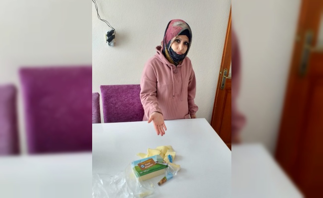 Kocaeli'de bir vatandaşın marketten aldığı kaşar peynirinden eldiven çıktı
