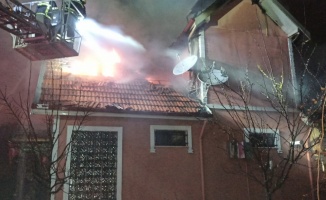 Kocaeli'de eski belediye başkanının villasının çatısında çıkan yangın söndürüldü