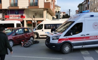 Kocaeli'de motosikletin otomobille çarpışması güvenlik kamerasında