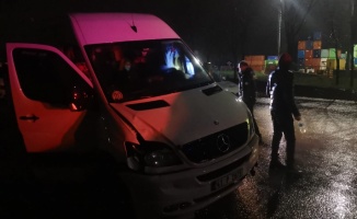 Kocaeli'de yolun karşısına geçmek isterken işçi servisinin çarptığı Özbekistan uyruklu kadın yaralandı