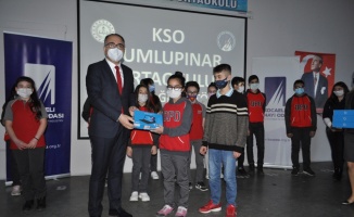 KSO, Gölcük'te 64 öğrenciye tablet dağıttı