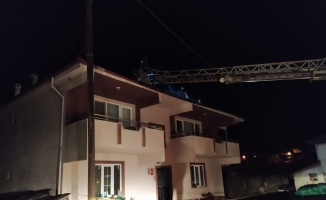 Osmaneli'de bir evin çatısında çıkan yangın söndürüldü