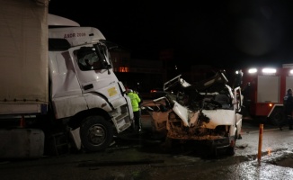 Sakarya'da trafik kazasında yaralanan tır şoförü hayatını kaybetti