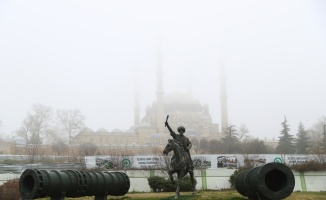 Selimiye Camisi'nin minareleri sis altında gözden kayboldu