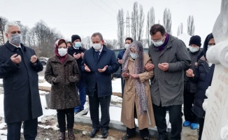 TÜ heyeti yazar İsmail Cambazov'u Sofya'daki kabri başında andı