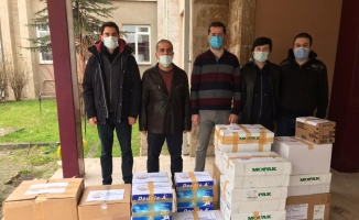 TÜ öğretim elemanları Şanlıurfa'daki köy okulu öğrencilerine maske ve kırtasiye yardımda bulundu