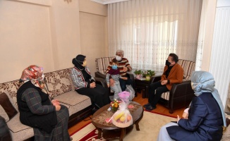 Tuzla Belediye Başkanı Yazıcı, ilçede yaşayan 65 yaş üstü vatandaşları ziyaret etti