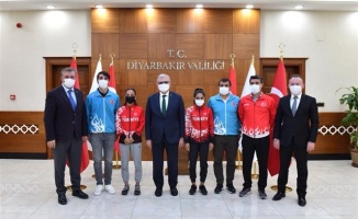 Vali Karaloğlu, Diyarbakırlı şampiyonları ağırladı