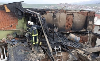 Yalova'da çatıda başlayan ve binayı saran yangın itfaiye ekiplerince söndürüldü