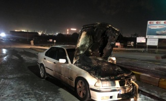 Altınova'da seyir halindeki otomobil yandı