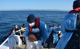 Ayvalık açıklarında Türk kara sularına geri itilen 55 sığınmacı kurtarıldı