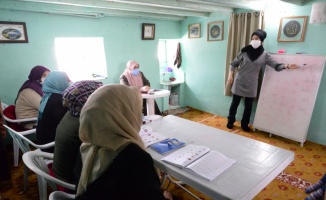 Bilecik'te köy hayatının zorluklarıyla baş eden kadınlar okuma yazma öğrenmek için seferber oldu