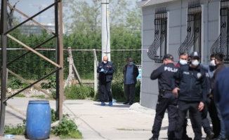Bursa'da bir kişi tartıştığı komşusunu silahla yaraladıktan sonra kendisini vurdu