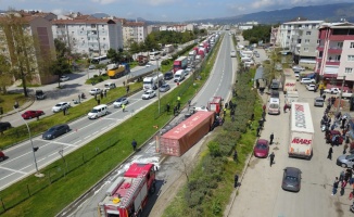 Bursa'da devrilen tırın dorsesinin altında kalarak alev alan otomobilin sürücüsü öldü