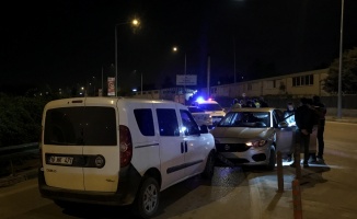 Bursa'da uygulama noktasından kaçarken polis aracına çarpan otomobilde uyuşturucu ve silah bulundu